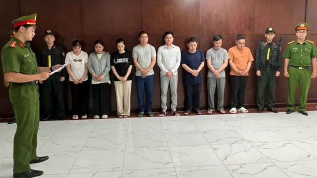 Công an TPHCM khởi tố, bắt Tổng giám đốc Công ty Bảo Phúc cùng 7 đồng phạm trong vụ lừa đảo đặt cọc bất động sản.