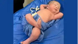 Em bé sơ sinh ở Ai Cập gây chú ý trên mạng xã hội với tư thế nằm vắt chéo chân đầy thư thái. Xem hình ảnh đáng chú ý này.