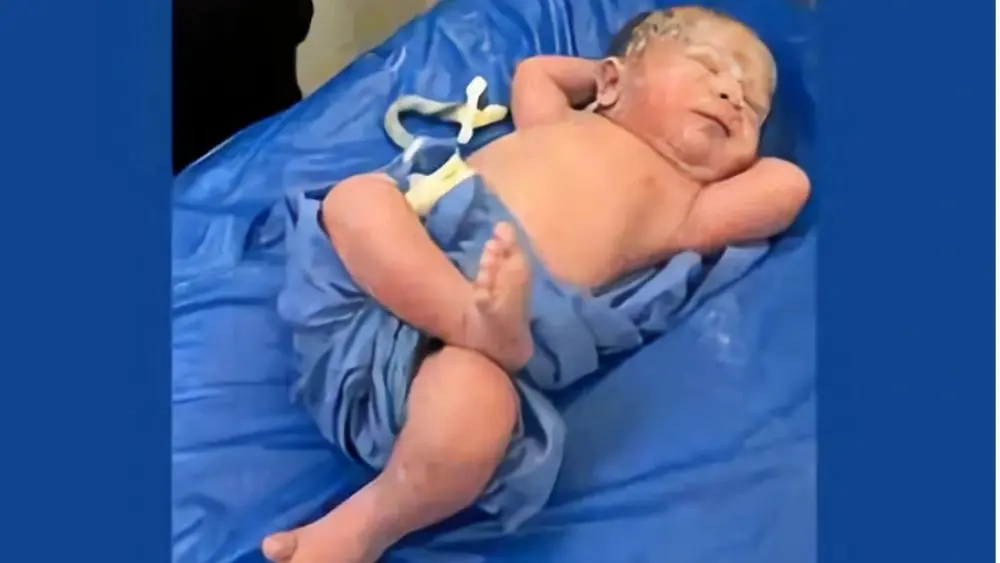 Em bé sơ sinh ở Ai Cập gây chú ý trên mạng xã hội với tư thế nằm vắt chéo chân đầy thư thái. Xem hình ảnh đáng chú ý này.