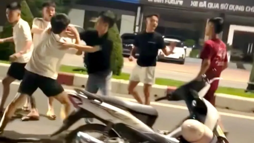 Công an Hà Tĩnh triệu tập nhóm thanh niên liên quan vụ xô xát trên đường Trần Phú, sau khi phát hiện thông tin vụ việc từ Facebook.