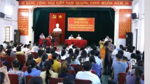 Vụ 127 học sinh nghỉ học ở Nghệ An: Lãnh đạo tỉnh đối thoại với phụ huynh thôn Tiến Sơn, tìm giải pháp đưa học sinh trở lại trường.