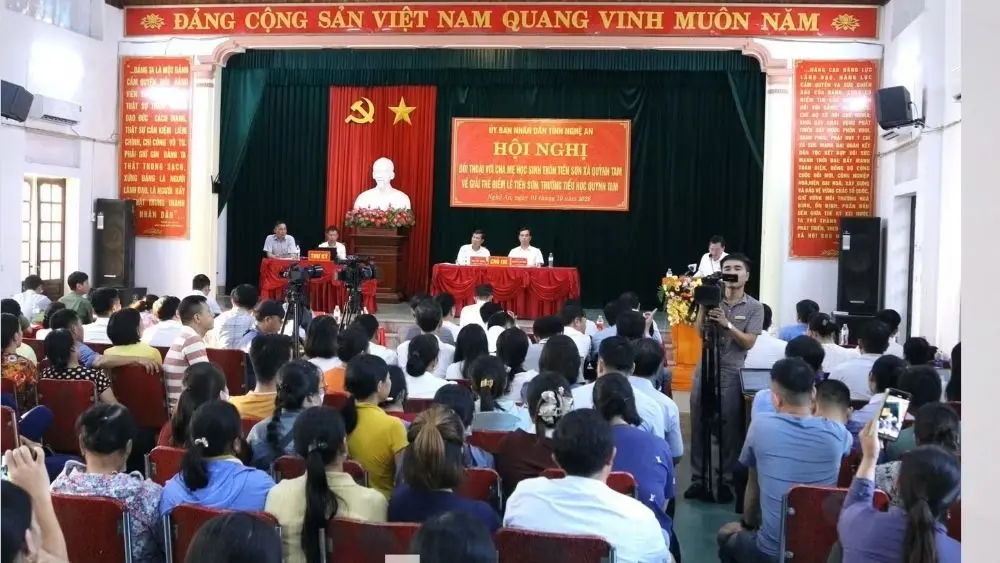 Vụ 127 học sinh nghỉ học ở Nghệ An: Lãnh đạo tỉnh đối thoại với phụ huynh thôn Tiến Sơn, tìm giải pháp đưa học sinh trở lại trường.