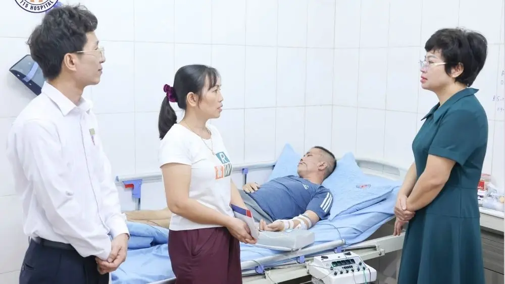 Bệnh viện Đa khoa 115 Nghệ An miễn toàn bộ chi phí điều trị cho anh N.V.Q., nạn nhân vụ thảm án ở Đồng Nai, giúp anh yên tâm phục hồi chức năng.