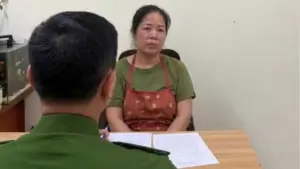 Nguyễn Thị Hoa bị khởi tố, bắt tạm giam tại Hà Nội để điều tra về hành vi gây rối trật tự công cộng liên quan đến việc chửi bới, chắn lối đi chung.