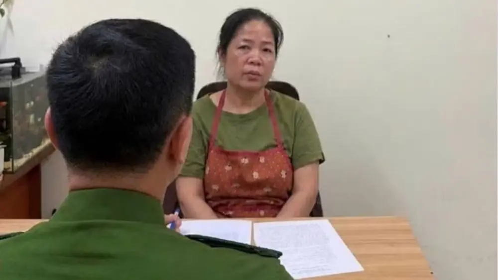 Nguyễn Thị Hoa bị khởi tố, bắt tạm giam tại Hà Nội để điều tra về hành vi gây rối trật tự công cộng liên quan đến việc chửi bới, chắn lối đi chung.