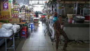 Chợ truyền thống giảm sức hút khi sức mua tại chợ Phạm Văn Hai giảm khoảng 70%, nhiều sạp ngừng hoạt động trước áp lực từ chợ mạng.