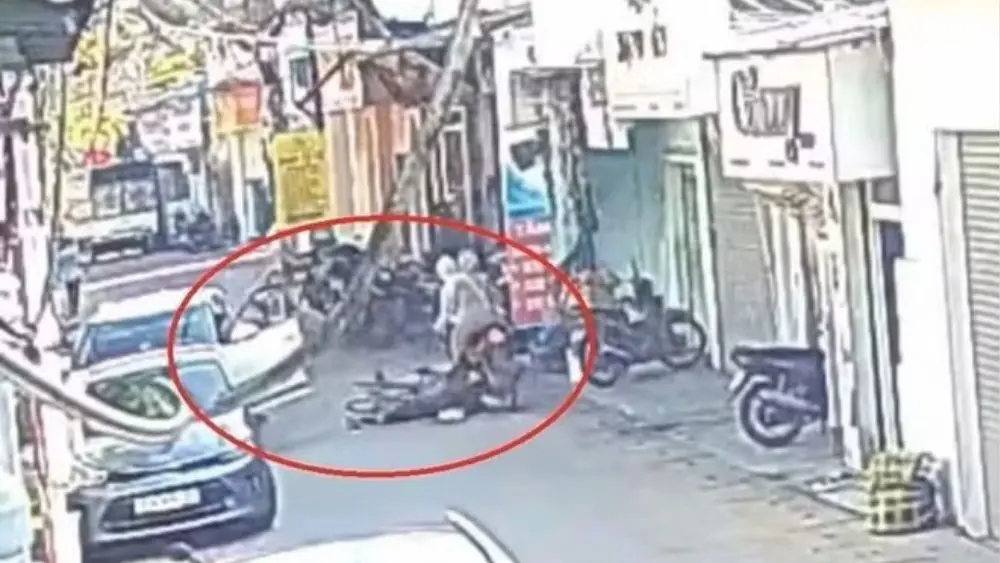 Mở cửa ô tô bất cẩn khiến người phụ nữ đi xe đạp ngã xuống đường, bị xe máy tông trúng tại Nghệ An. Xem diễn biến vụ việc.