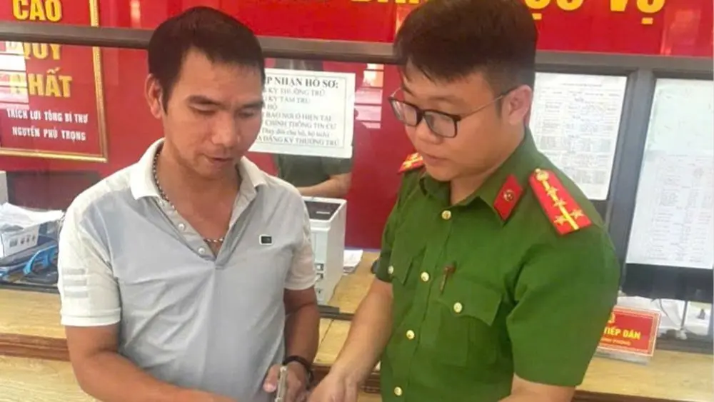 Người đàn ông ở Thanh Hóa trả lại 220 triệu đồng chuyển nhầm, được người chuyển tiền gửi thư cảm ơn sau khi công an hỗ trợ xác minh.