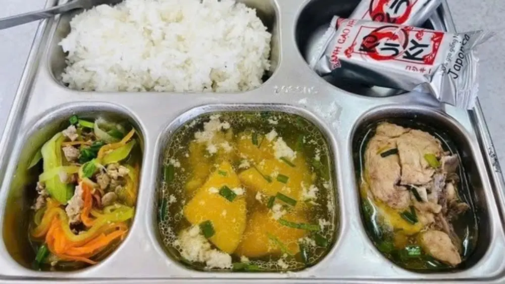 Bữa ăn bán trú được công khai để phụ huynh giám sát nguồn thực phẩm, suất ăn và chất lượng phục vụ học sinh.