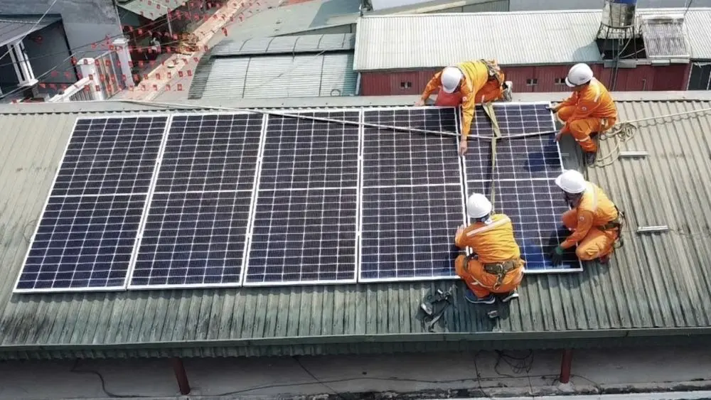 EVN làm rõ quy định bán điện mặt trời mái nhà dư lên lưới, trong đó 70 khách hàng đăng ký từ khi Nghị định 243 có hiệu lực.