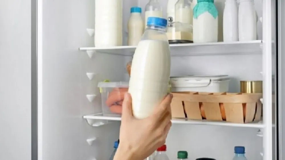 Tìm hiểu cách bảo quản sữa tươi đúng cách, tránh những sai lầm khi sắp xếp thực phẩm trong tủ lạnh để giữ chất lượng lâu hơn.