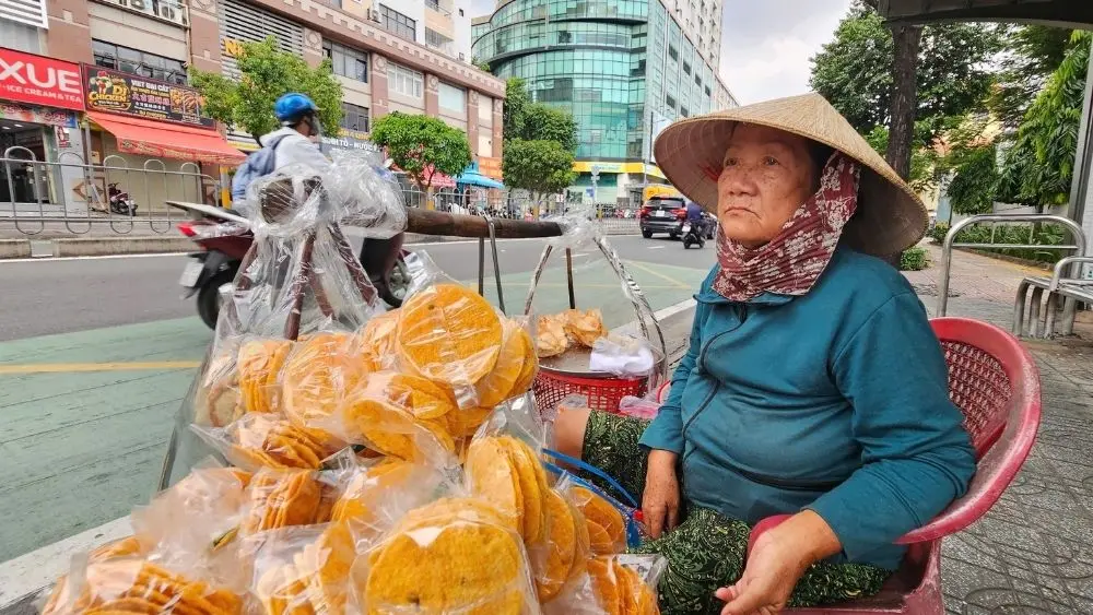 Bà Nguyễn Thị Ngọc Yến bán bánh tráng me tại TP.HCM để mưu sinh ở tuổi 69, sau nhiều mất mát trong cuộc sống.
