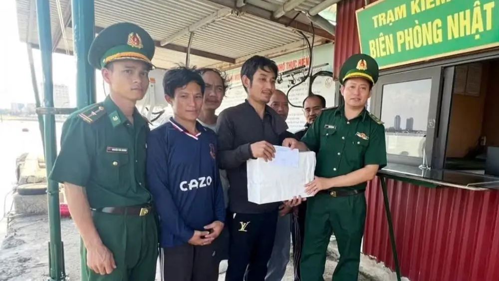 5 ngư dân Nghệ An được cứu nạn trên biển, được Đồn Biên phòng Nhật Lệ thăm hỏi, động viên sau khi vào bờ an toàn.