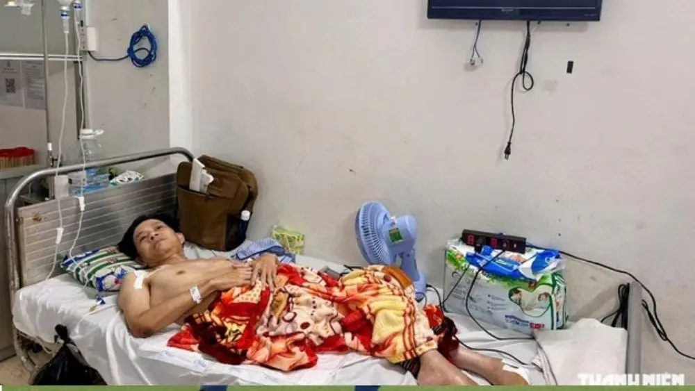 Ông Đinh Gia Trung khuyết tật, đang điều trị bệnh và cần sự hỗ trợ của cộng đồng để có kinh phí tiếp tục chữa trị.