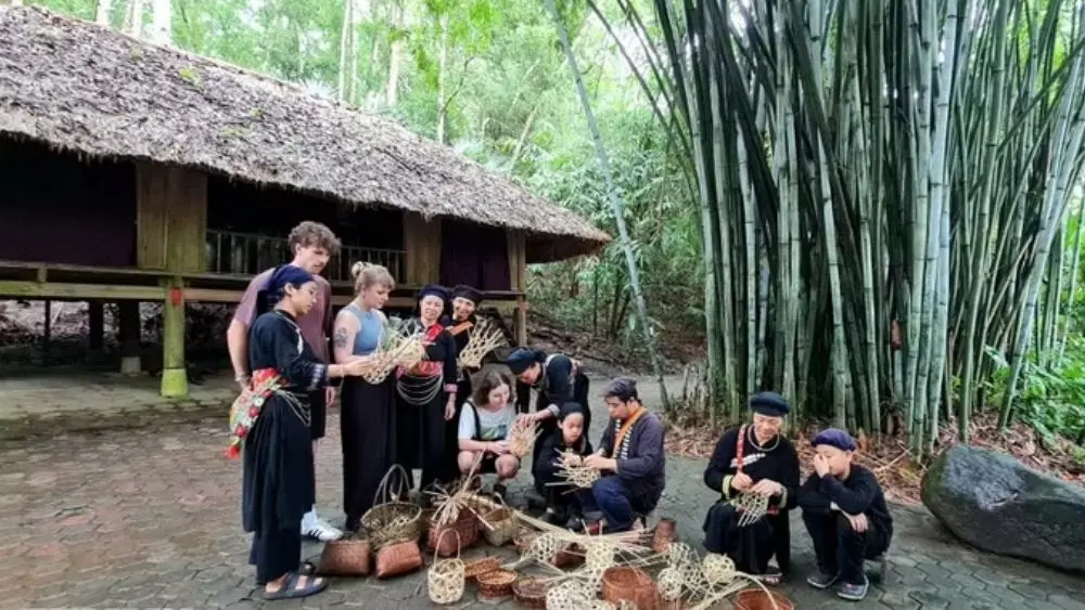 Du khách quốc tế khám phá văn hóa và trải nghiệm đời sống tại Bản làng Thái Hải, góp phần quảng bá du lịch Thái Nguyên.