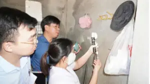 Thanh Hóa tăng cường giám sát ổ dịch sốt xuất huyết, cán bộ y tế điều tra dịch tễ và triển khai các biện pháp phòng, chống dịch.