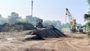 Chủ bến Thắng Lá tại cảng Đa Phúc sử dụng điện vận hành máy cẩu hàng hóa, góp phần thúc đẩy chuyển đổi năng lượng trong hoạt động bốc dỡ.