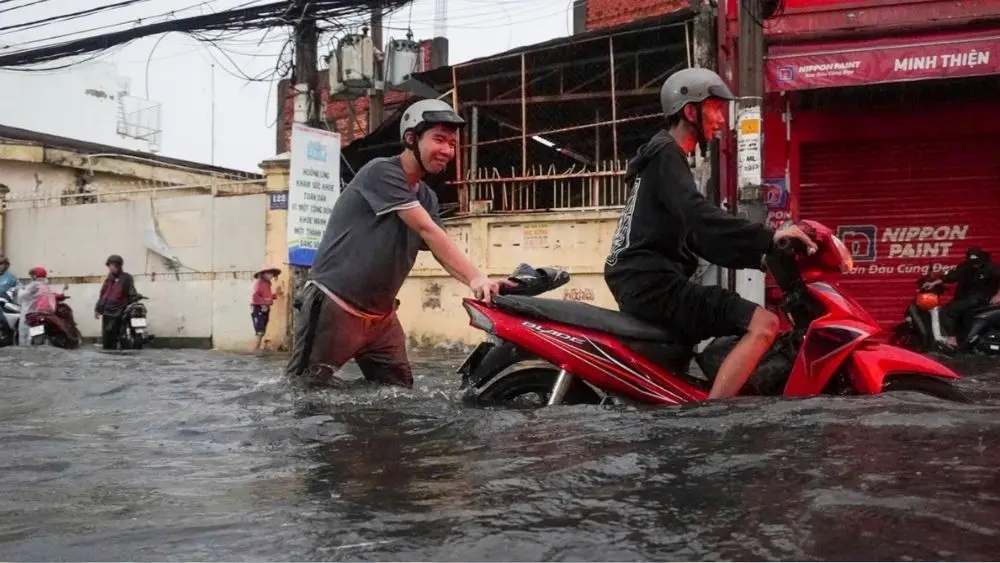 Mưa lớn giờ tan tầm khiến nhiều tuyến đường ở TPHCM ngập sâu, người dân chật vật dắt xe về nhà.