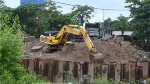 Máy móc thi công cống Cầu Đen, góp phần nâng cấp hệ thống thoát nước, tăng khả năng chống ngập tại Vinh.