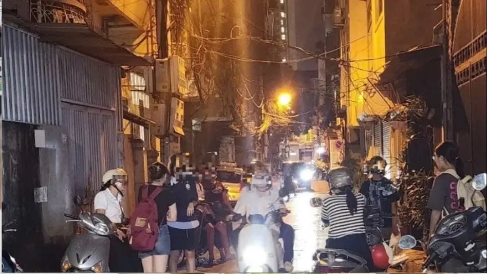 Dạy thêm học thêm tại Hà Nội gây nhiều băn khoăn khi phụ huynh phải chi thêm tiền và lo ngại quyền lựa chọn của gia đình.