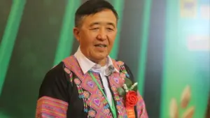 Ông Hoàng A Sở được vinh danh là Nông dân Việt Nam xuất sắc 40 năm Đổi mới, ghi dấu hành trình phát triển kinh tế từ vườn cây ăn quả.