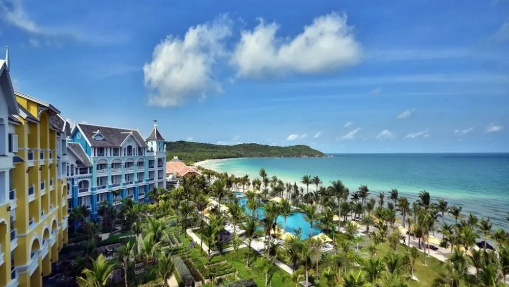 Vợ chồng Ấn Độ chi 5 tỷ đồng tổ chức lễ kỷ niệm 25 năm ngày cưới tại Phú Quốc, với 120 khách và 60 phòng nghỉ trong 4 ngày 3 đêm.