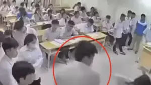 Vụ nam sinh đánh cô giáo tại Hà Nội: học sinh lớp 12 bị khởi tố về tội cố ý gây thương tích. Tìm hiểu diễn biến vụ việc và trách nhiệm pháp lý.