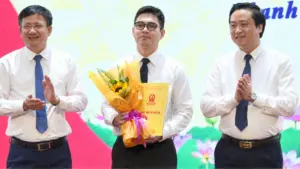 Nguyễn Đắc Hiếu, cựu huy chương Olympic Sinh học quốc tế, trở về Trường THPT Chuyên Lam Sơn làm giáo viên, góp sức bồi dưỡng học sinh giỏi.