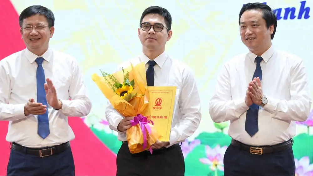 Nguyễn Đắc Hiếu, cựu huy chương Olympic Sinh học quốc tế, trở về Trường THPT Chuyên Lam Sơn làm giáo viên, góp sức bồi dưỡng học sinh giỏi.