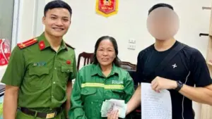 Bà Sỹ Thị Thu nhờ công an tìm chủ chiếc ví bị đánh rơi sau khi đăng mạng xã hội không thành công. Câu chuyện đẹp về lòng trung thực.