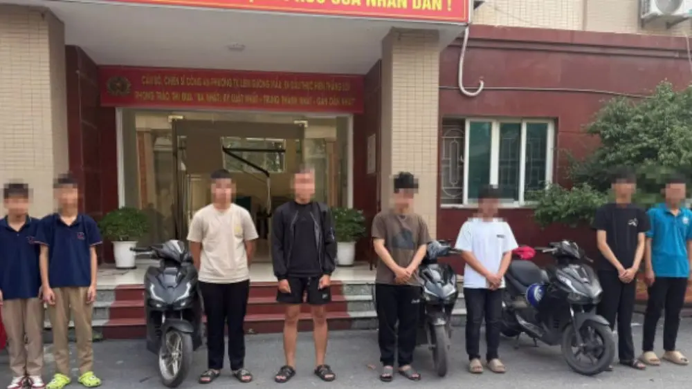 Nhóm quái xế bị bắt giữ sau khi chạy xe tốc độ cao, lạng lách, đánh võng quanh khu vực sân vận động Mỹ Đình, Hà Nội.