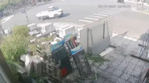Camera ghi lại bé trai 15 tuổi lái ô tô rời khu đô thị Phú Cường. Công an nhanh chóng bắt giữ và thu hồi chiếc xe.
