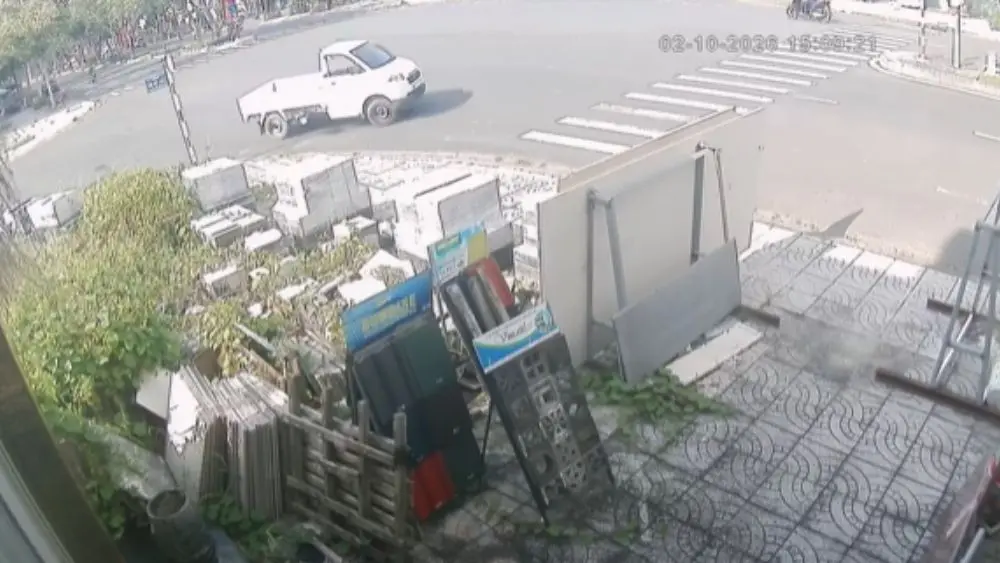 Camera ghi lại bé trai 15 tuổi lái ô tô rời khu đô thị Phú Cường. Công an nhanh chóng bắt giữ và thu hồi chiếc xe.