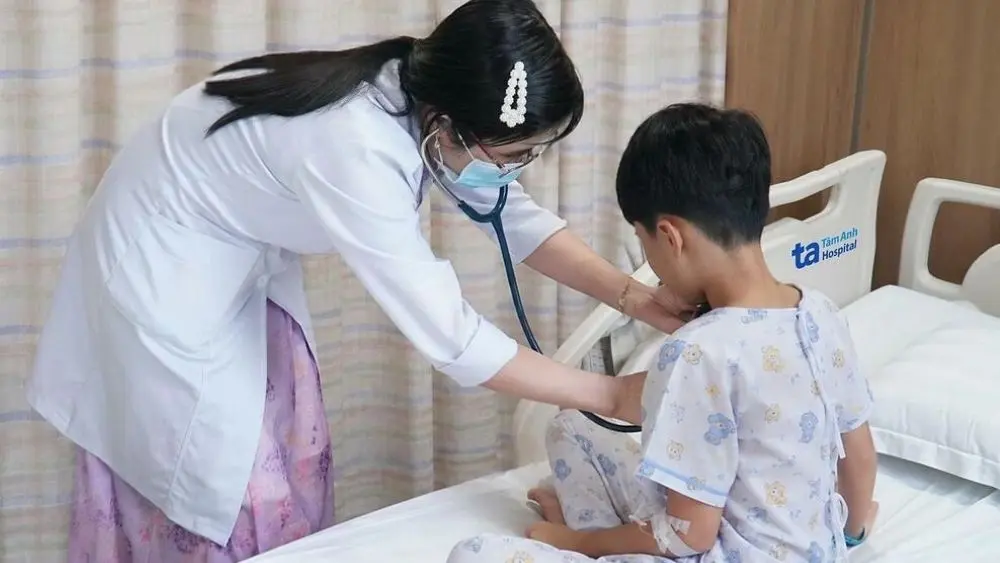 Bé trai 10 tuổi mắc cúm A, co giật và nói sảng do biến chứng thần kinh, được điều trị 5 ngày và xuất viện.
