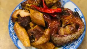 Cá quả kho củ niễng là món ăn thơm béo đặc trưng của mùa thu miền Bắc. Khám phá hương vị dân dã hấp dẫn trong bữa cơm gia đình.