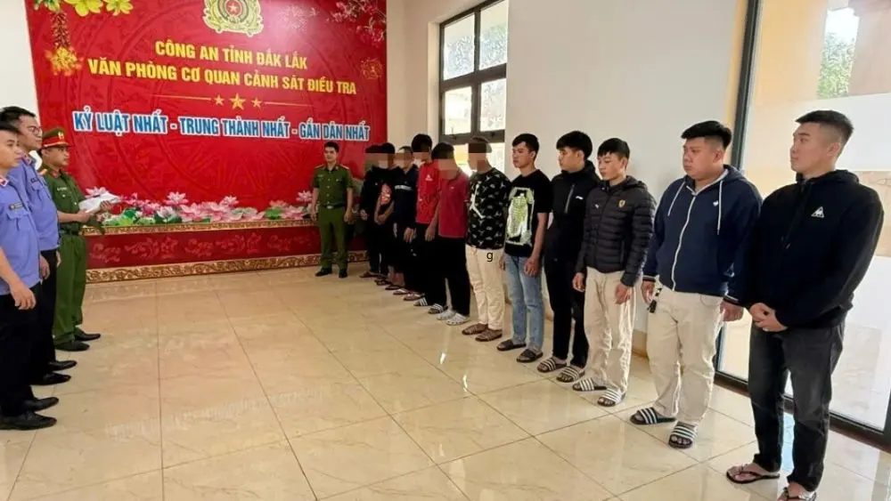 13 đối tượng, trong đó có hai sinh viên, bị khởi tố liên quan đến vụ đánh nhau trên đường phố tại Đắk Lắk.