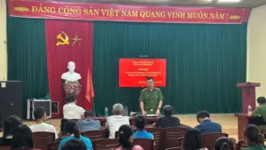 Công an xã Thanh Mai tuyên truyền, phổ biến pháp luật về phòng, chống ma túy cho người dân.