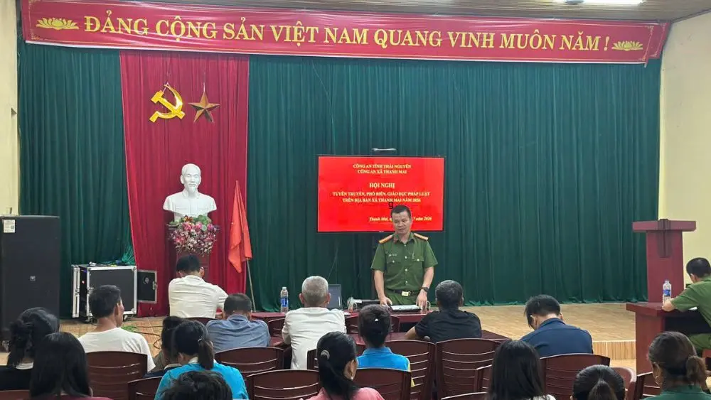 Công an xã Thanh Mai tuyên truyền, phổ biến pháp luật về phòng, chống ma túy cho người dân.