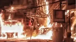 Cháy cửa hàng xe máy trên đường Nguyễn Thị Tú, TPHCM, khiến nhiều xe máy và tài sản bên trong bị thiêu rụi, kết cấu cửa hàng đổ sập.