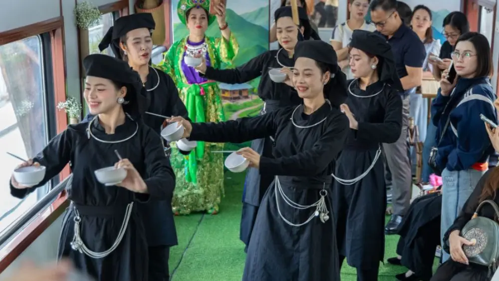 Chuyến tàu du lịch kết nối Hà Nội với Thái Nguyên, đưa du khách khám phá văn hóa trà và di sản địa phương.