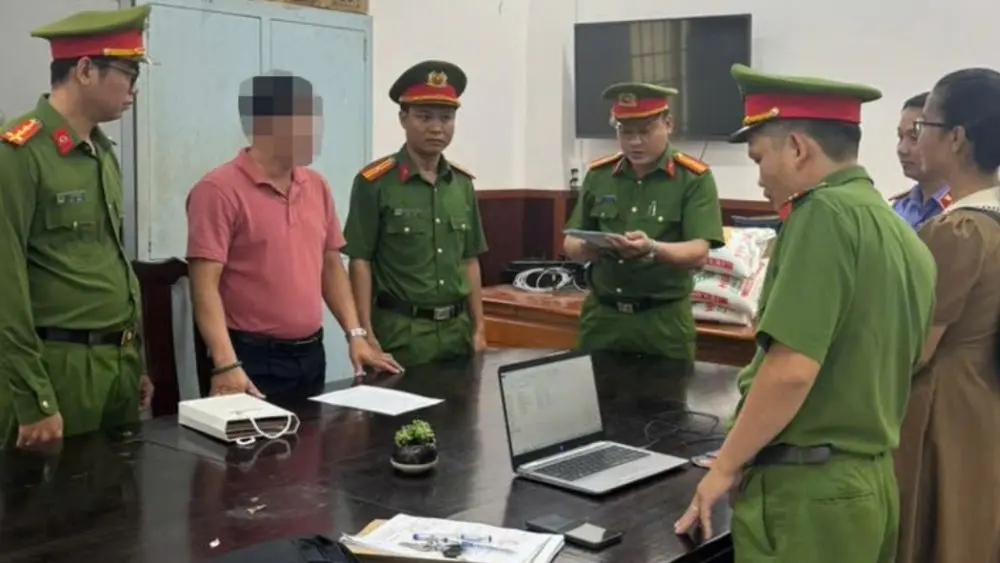 Cơ quan điều tra bắt tạm giam Trần Văn Trạng, nam nhân viên ngân hàng bị điều tra về hành vi lừa đảo hơn 73 tỷ đồng.