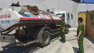 Công an Thanh Hóa phát hiện ô tô hút chất lỏng nghi là dầu DO tại cơ sở phế liệu, nơi có bể chứa khoảng 3.000 lít dầu.