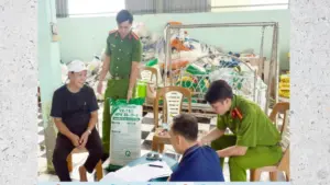 Cơ quan chức năng khám xét các điểm kinh doanh phân bón giả, bắt giữ chủ hai công ty liên quan.