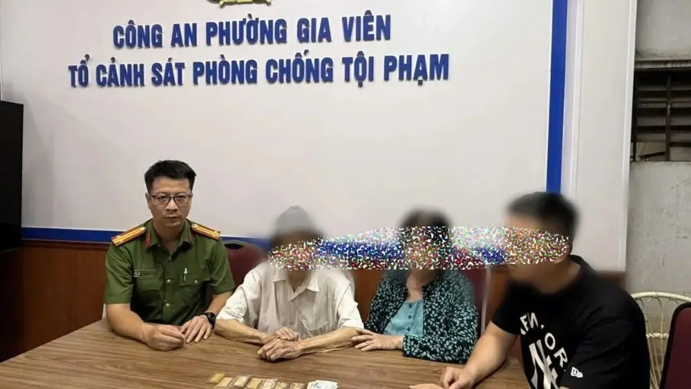 Cụ ông 92 tuổi đi lạc trong đêm ở Hải Phòng, mang theo 7 cây vàng và 2 triệu đồng, được công an tìm người thân và đưa về nhà an toàn.