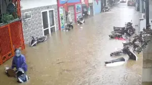 Đà Lạt ngập sâu hơn một mét sau mưa lớn, nhiều xe máy bị nhấn chìm, nước tràn vào nhà dân và hàng loạt tuyến đường.