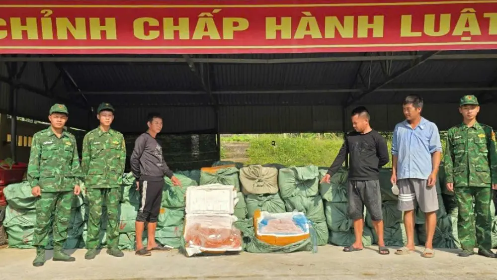 Lực lượng chức năng bắt giữ các đối tượng cùng tang vật là thực phẩm đông lạnh vận chuyển trái phép qua biên giới Quảng Ninh.