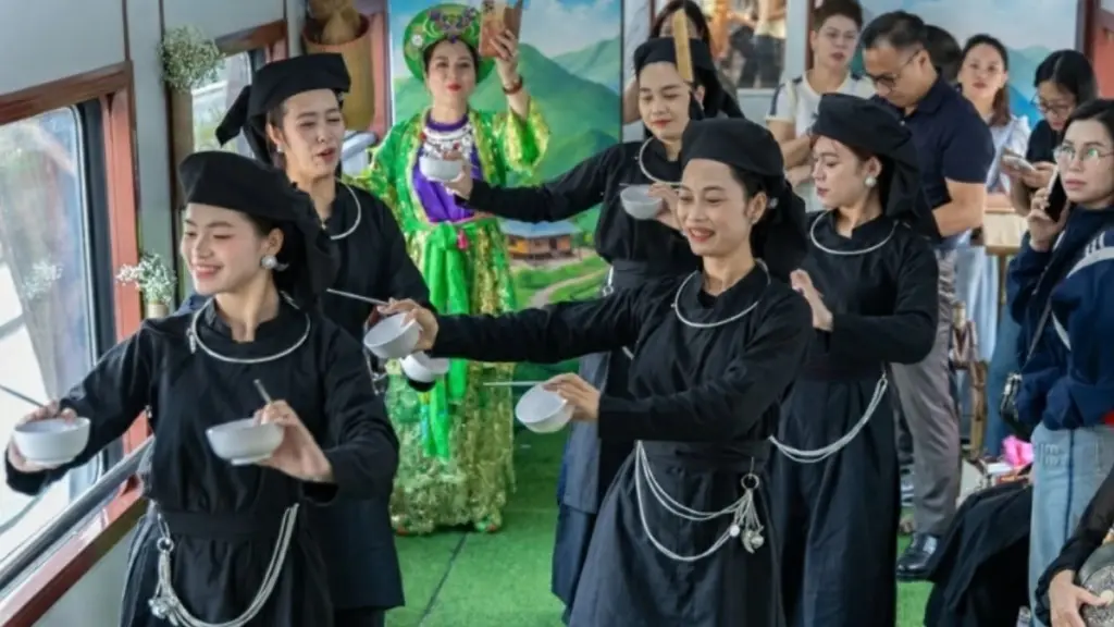 Du lịch Thái Nguyên làm mới trải nghiệm xứ Trà với chuyến tàu di sản, thưởng trà và giao lưu văn hóa Then, đàn tính độc đáo.