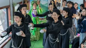 Du lịch Thái Nguyên làm mới trải nghiệm xứ Trà với chuyến tàu di sản, thưởng trà và giao lưu văn hóa Then, đàn tính độc đáo.