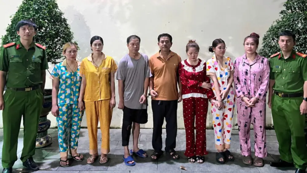 TPHCM triệt phá đường dây cá độ bóng đá quy mô lớn, khởi tố 26 bị can liên quan vụ môi giới mại dâm tại hai quán karaoke.
