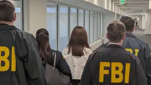 FBI bắt Wanying Zhang tại sân bay Los Angeles với cáo buộc hoạt động tình báo cho Trung Quốc, trước chuyến bay tới Thượng Hải.